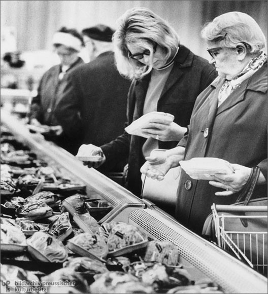 Fleischwaren im Supermarkt (1963)